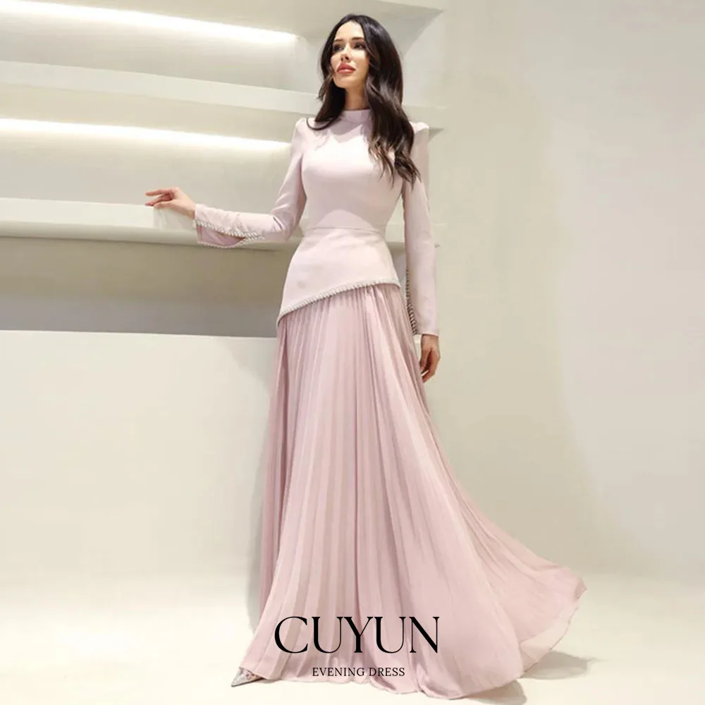 فستان سهرة وردي برقبة عالية من CUYUN 2026 بأكمام طويلة كريستال على شكل حرف a برباط مطوي بطول الأرض فستان حفلات الزفاف مخصص