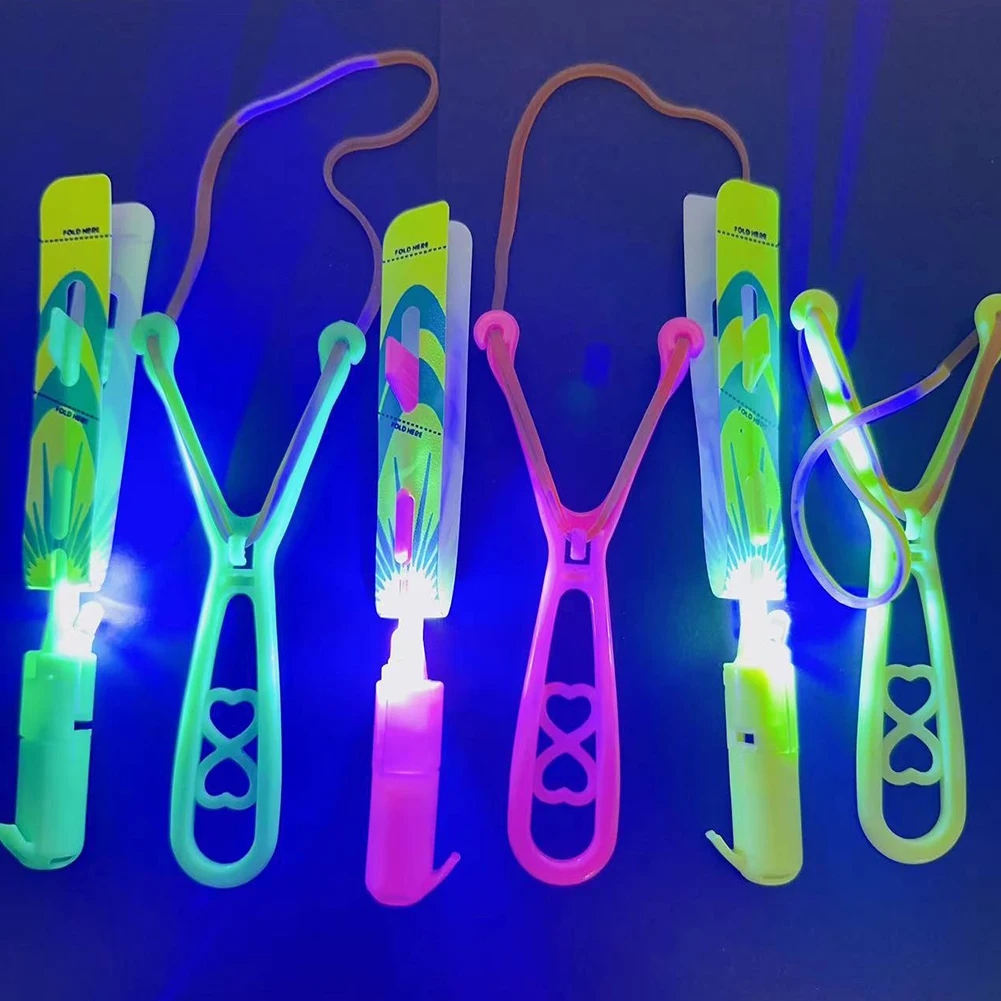 LED 조명이 있는 로켓 슬링샷 비행 장난감 10개 LED 화살 헬리콥터 + 10개 발사기 야광 로켓 헬리콥터 장난감