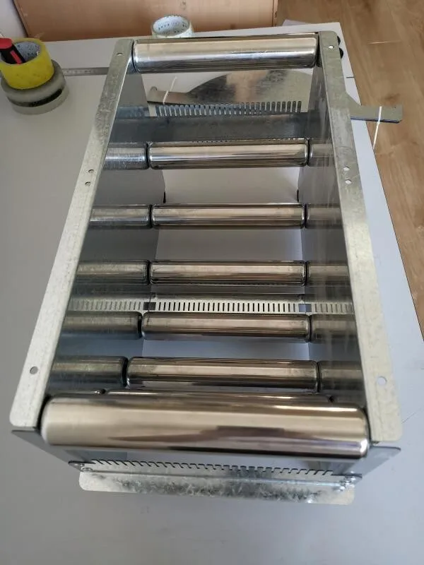Feeder built-in bearing width adjustable, automatic feeding box webbing machine, webbing discharge box