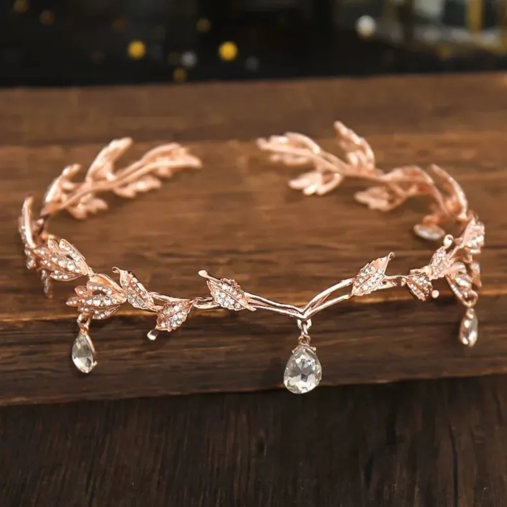 

The bride has a water diamond hairband between her eyebrows, wedding headwear, birthday crystals and a princess crown