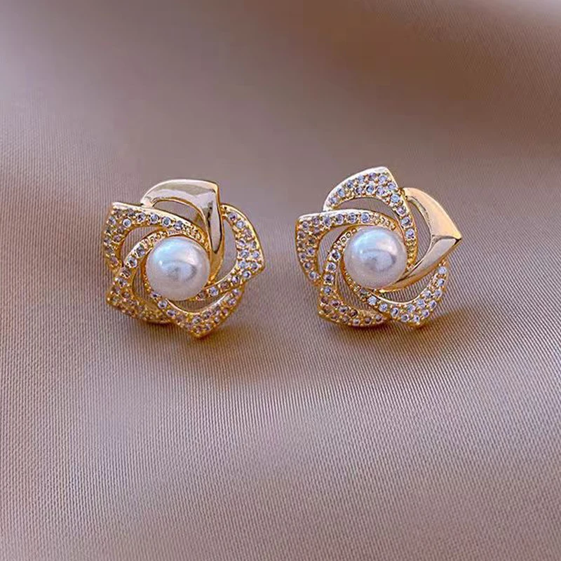 Hollow Out Petal Flower Stud Earrings for Women Metal Rhinestones Mini Imitation Pearl Earrings Party Cute Sweet Small Jewelry