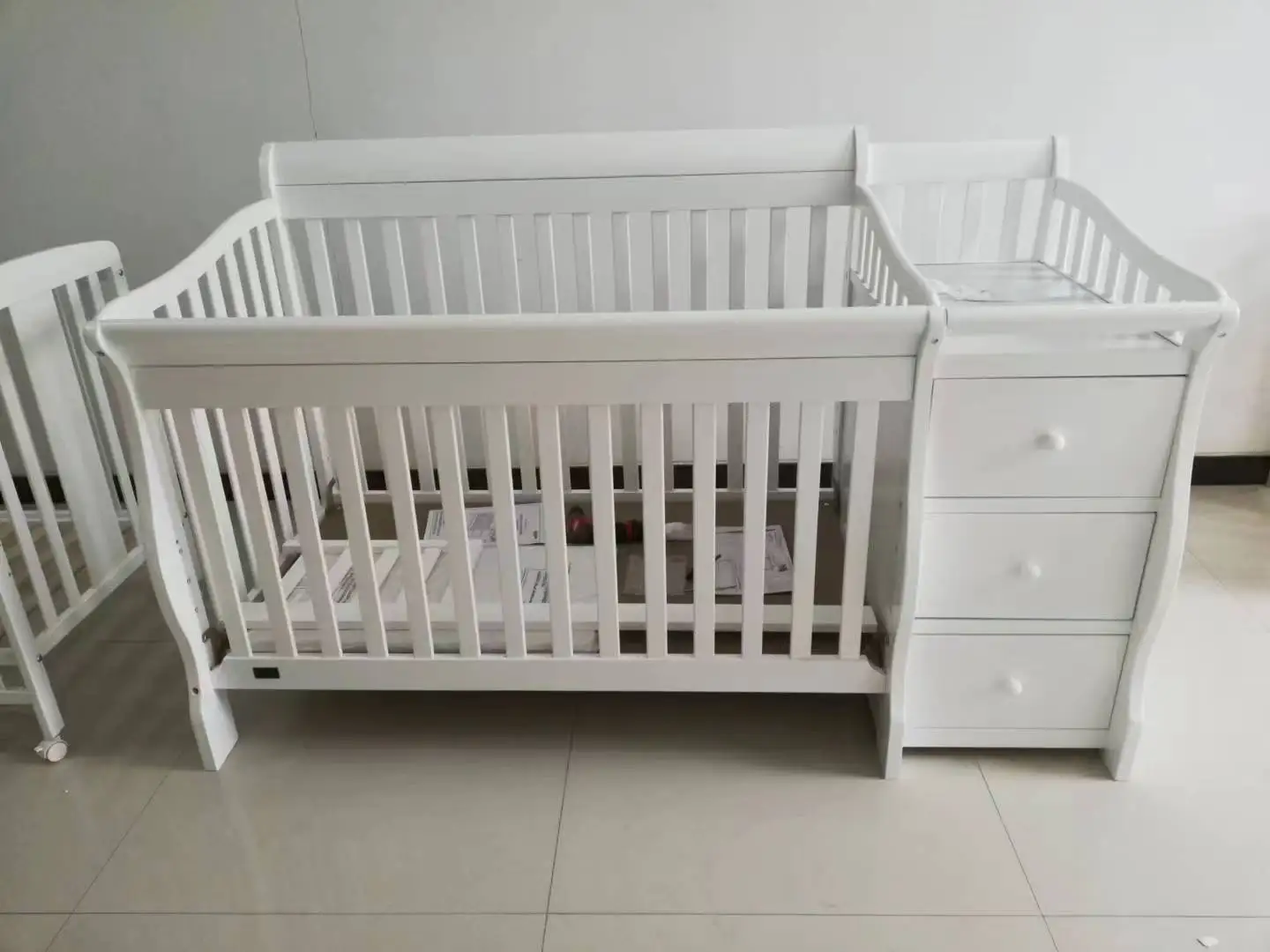 Tempat tidur bayi anak-anak, tempat tidur bayi dengan laci dan popok menggantung penyimpanan