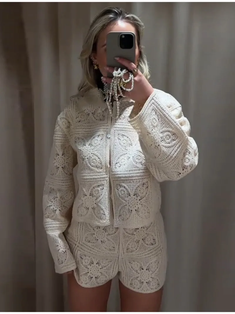 Stricken Aushöhlen 2-teiliges Sets Frau Outfit Elegante Häkeln einreiher Revers Top Hohe Taille Shorts Dame Anzug pendeln J5VX