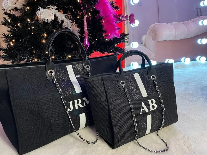 Bolso de mano con monograma personalizado, bolsa de lona con cadena de purpurina negra, iniciales blancas personalizadas, regalo para despedida de