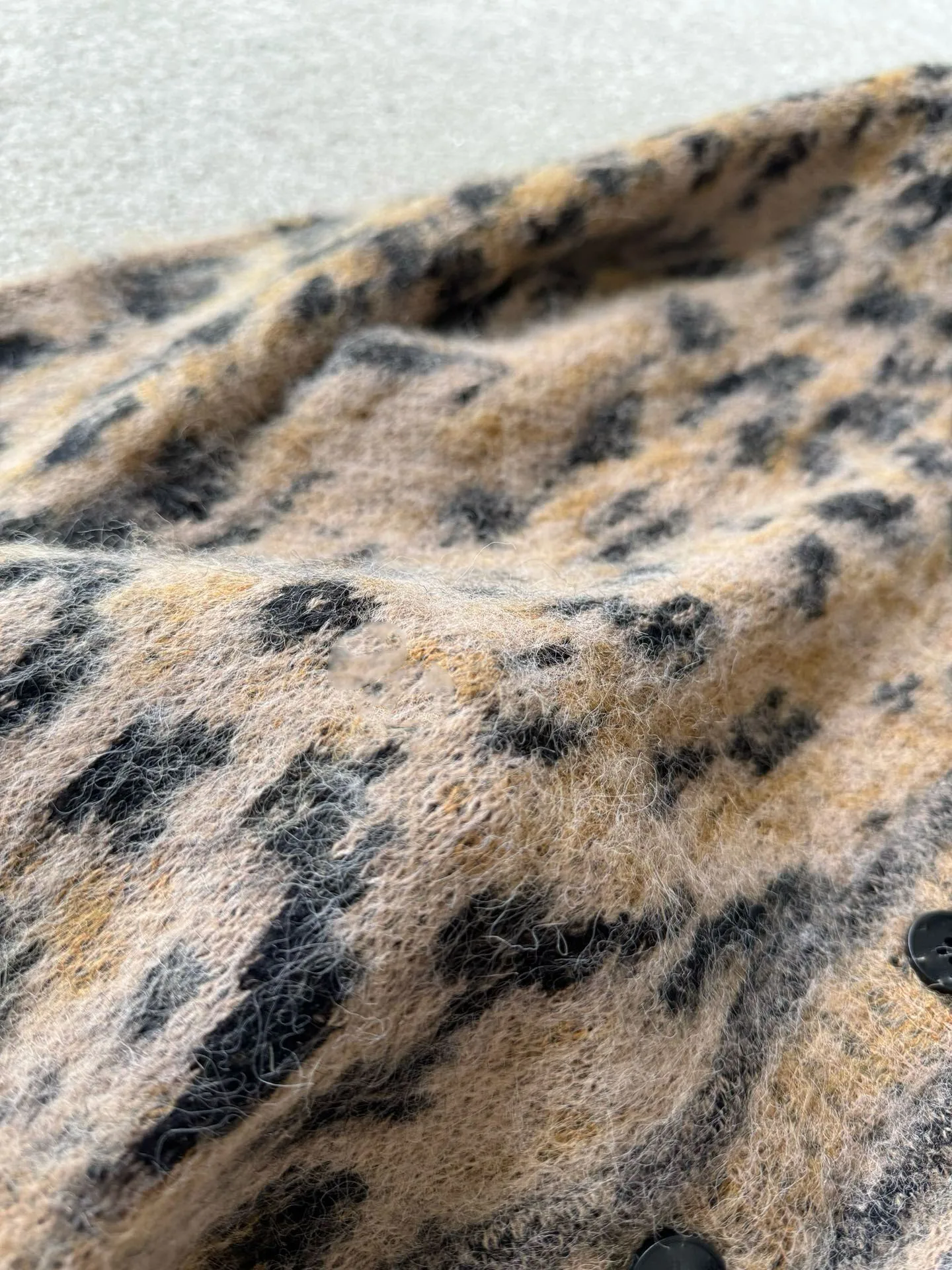 Cute and charming leopard print long-sleeved sweater