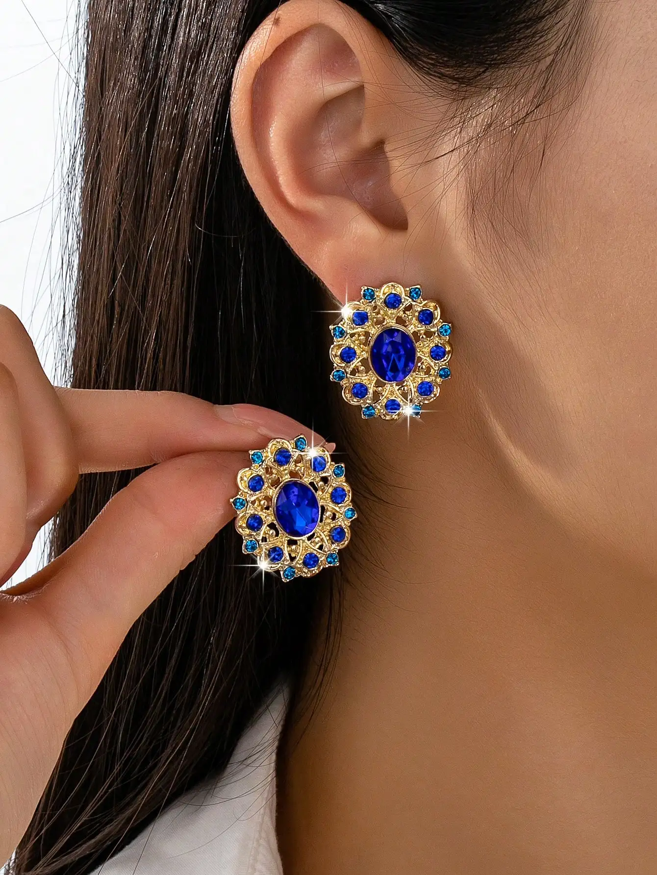 A Pair of Classic Retro Fashion Sparkling Diamond Casual and Versatile Women's Earrings