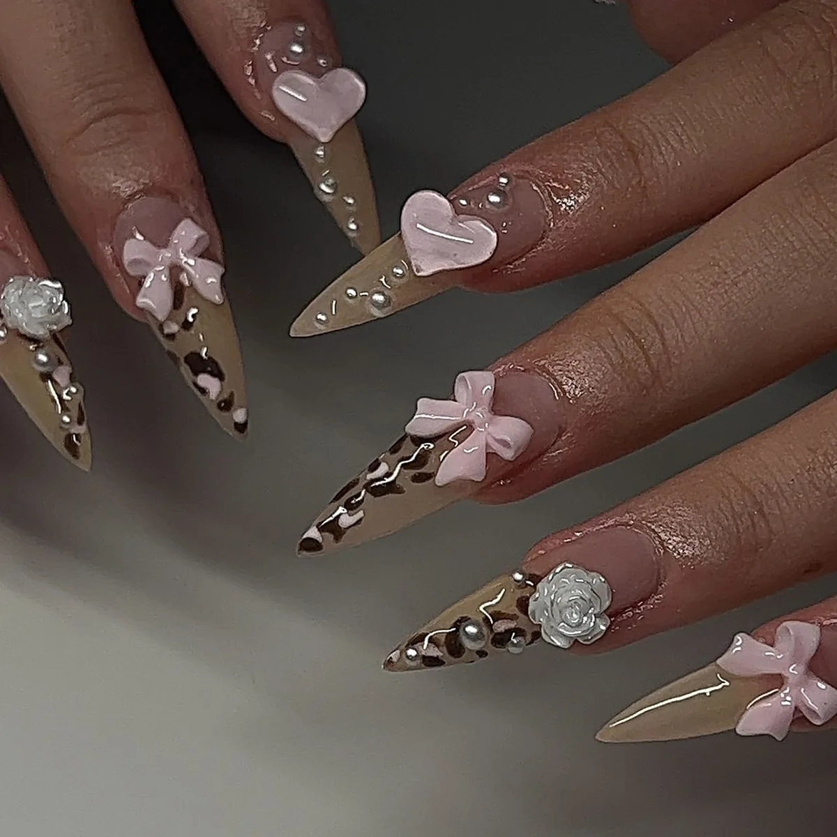Uñas postizas francesas con estampado de leopardo para niñas, uñas postizas 3D con diseño de corona plateada y lazo rosa, 24 piezas