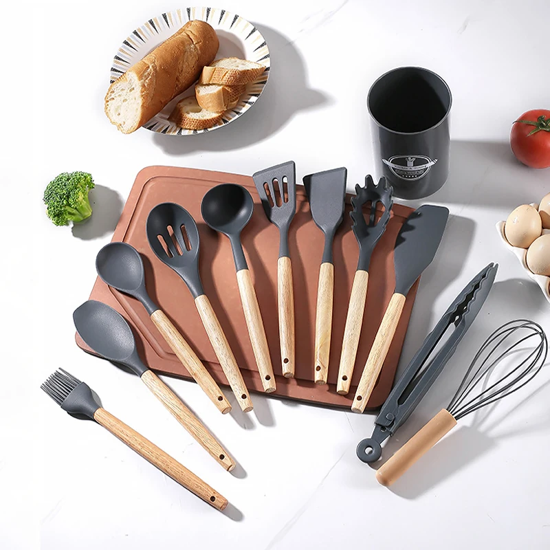 12-częściowy zestaw przyborów kuchennych z drewnianymi uchwytami, z silikonem odpornym na ciepło, nie rysującym powierzchni i bez BPA.