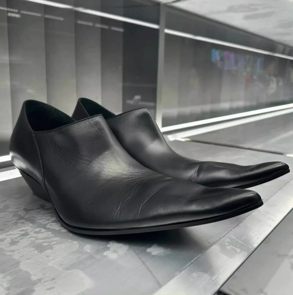 

2026 New in black leather punk cool pointy toe falts shoes women's sexy big size women's wedges pull on luxury designer shoes