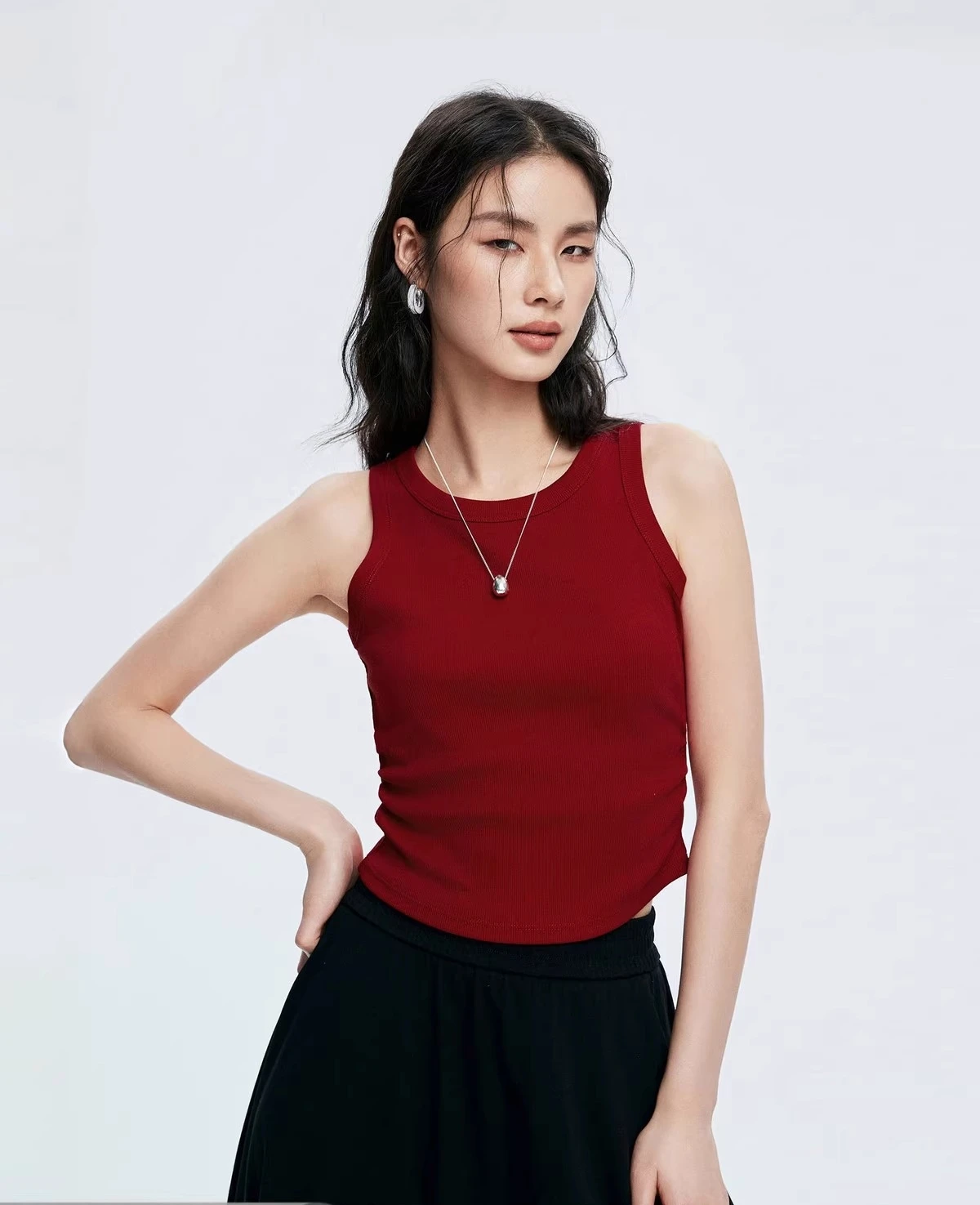 

Short strappy vest female Spring of 2025 Spice Girl style The waist pleats are slimming and elastic Round-necked sleeveless vest