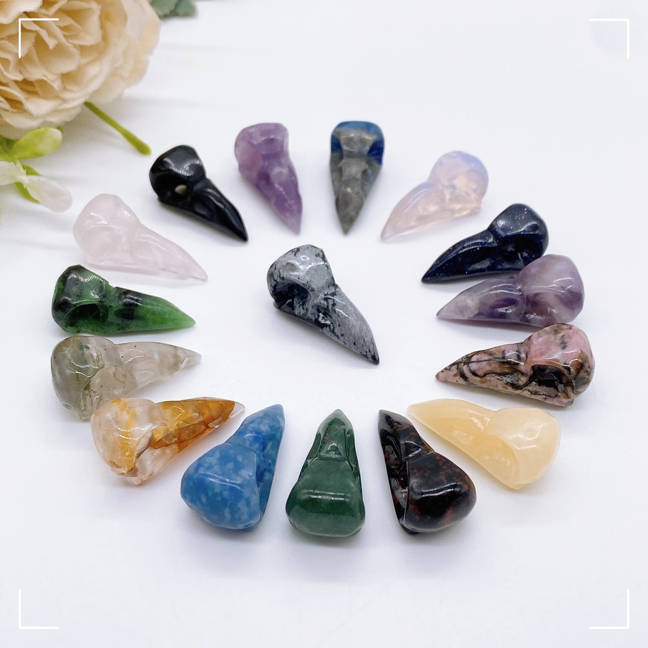 

Natural Crystal Stone Bird Head Statue Crow Skull Carving Animal Halloween Magic Energy Healing Crafts Jewelry Home Decor Gifts