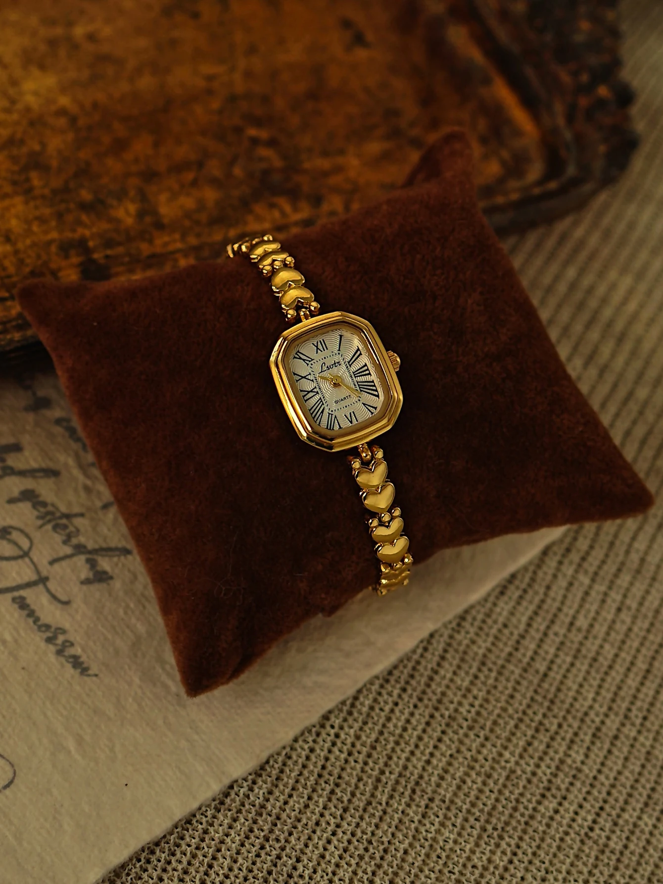 1 New Gold Elegant Compact Ladies Quartz Watch Square Case Heart-Shaped Bracelet White Dial Roman Scale Ladies Watch