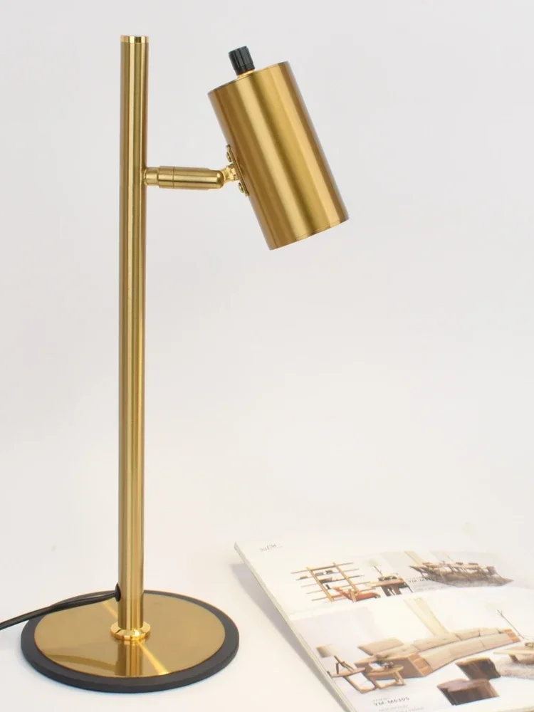 

Nordic light luxury minimalist studio study computer soft decoration model room B & B hotel bedroom bedside decorative desk lamp