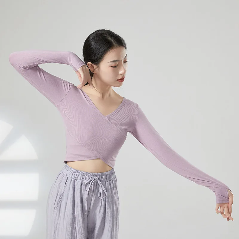 Abiti per la pratica della danza, le donne adulte indossano top a maniche lunghe prima e dopo, abiti da danza moderna, danza classica cinese