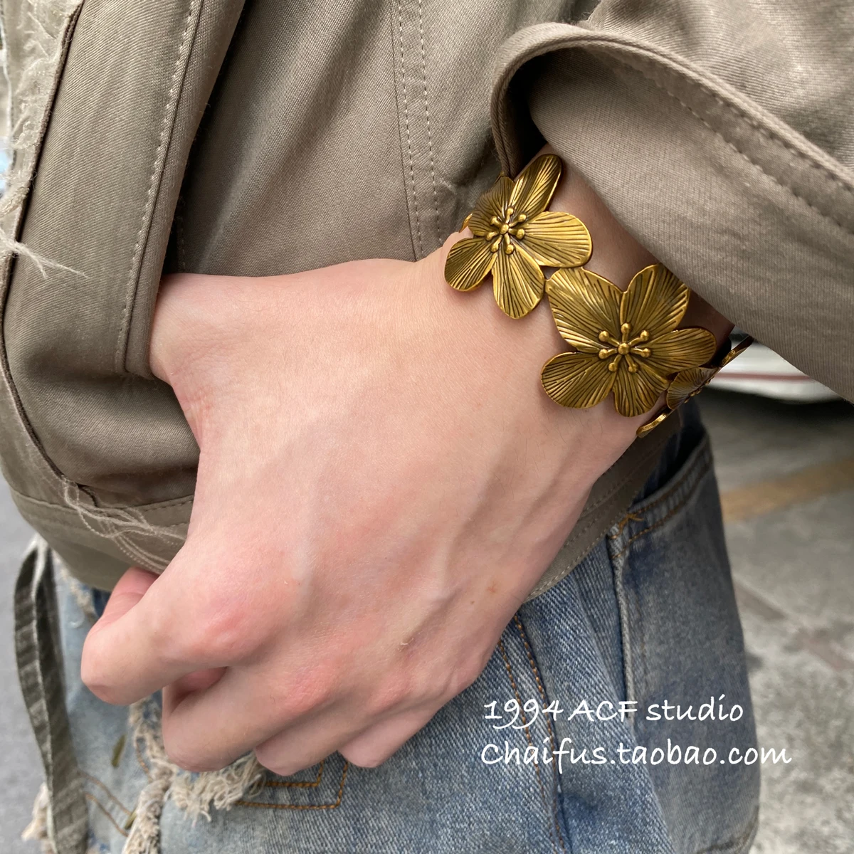 

European and American retro flower wide version bracelet, niche personalized design sense open jewelry