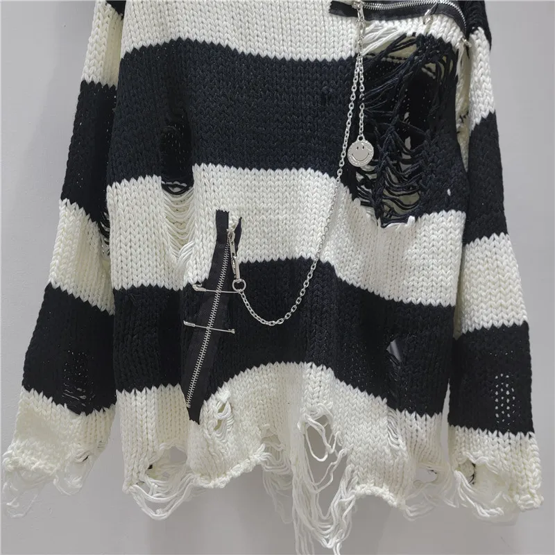 เสื้อถักลายริปสไตล์อาร์ติซานพร้อมลายทางโดดเด่น ทรงโอเวอร์ไซส์ สไตล์เก๋ไก๋อย่างง่ายดาย เสื้อสเวตเตอร์ที่คุณต้องมีติดตู้เสื้อผ้า