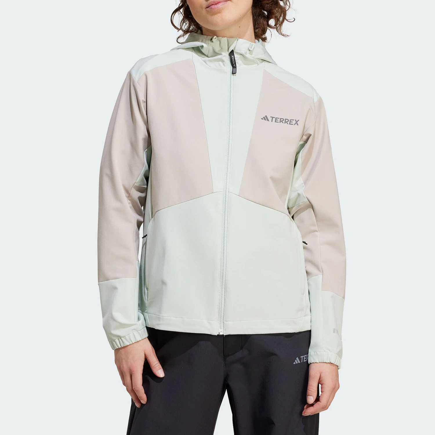 

Оригинальная спортивная женская ветрозащитная куртка с капюшоном Adidas JI5936