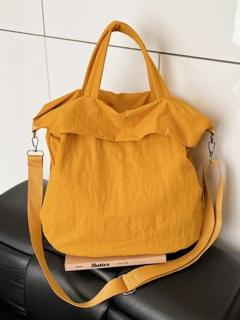 CEEKAY Mattschwarze, gekräuselte Nylon-Umhängetasche, übergroße, weiche Umhängetasche mit einfacher Überschlagöffnung, breiter, verstellbarer Stoffriemen, lässige Handtasche – Detail 22
