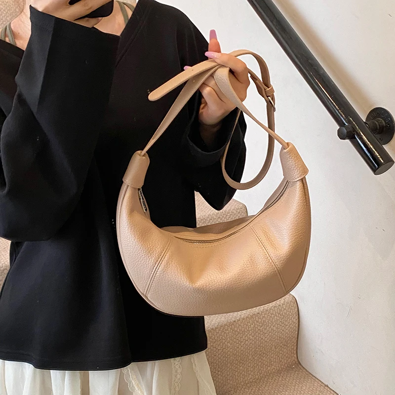 حقائب كتف جديدة أنيقة عالية الجودة من البولي يوريثان على شكل هلال للنساء 2025 محفظة كروس فاخرة بتصميم تحت الإبط حقيبة يد للسيدات #2