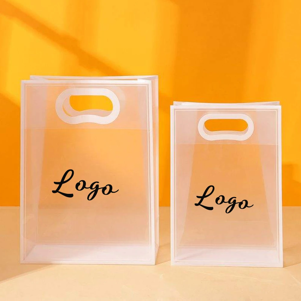 

30 упаковок индивидуальной рождественской портативной матовой сумки из ПВХ с пластиковой ручкой, прозрачной полипропиленовой сумкой для подарков, магазинов, логотипа