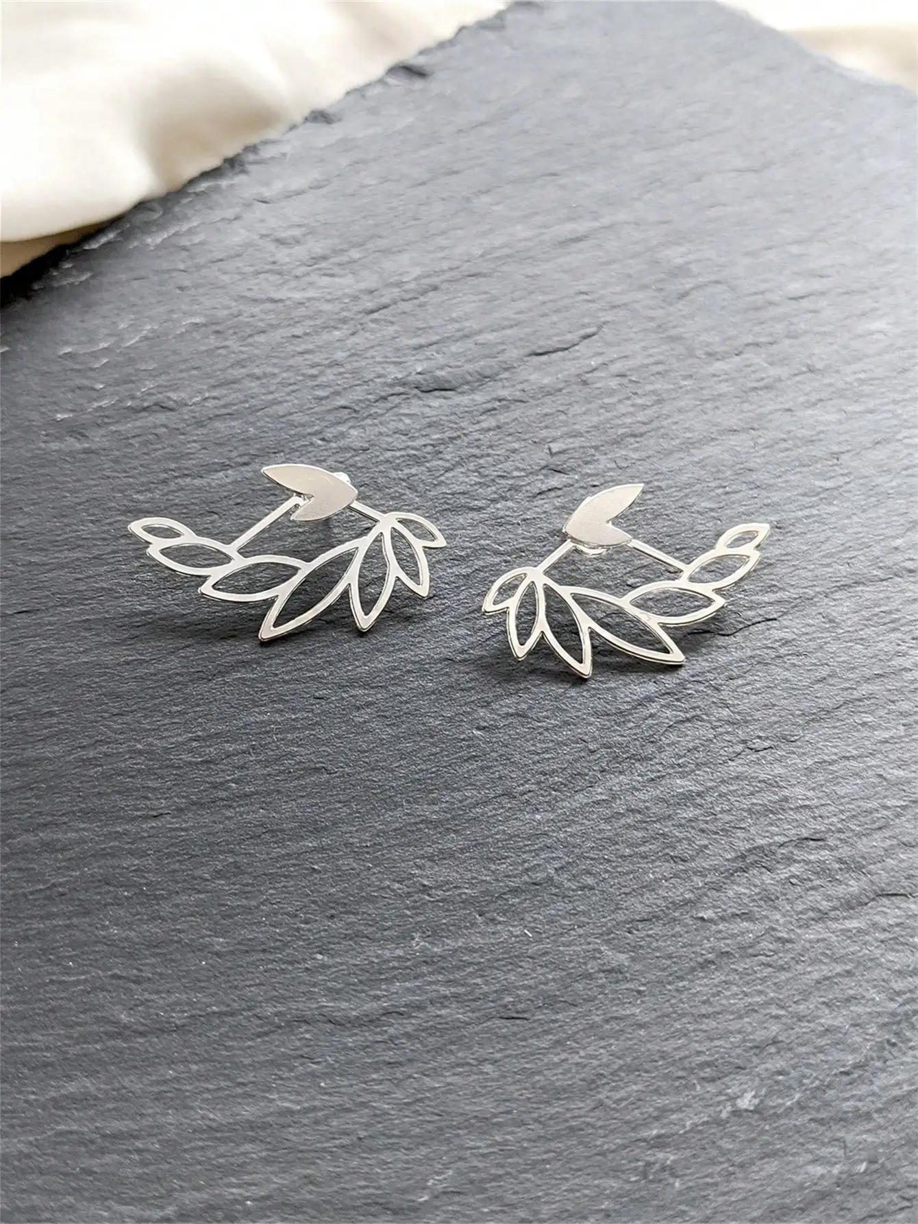 1 pair of minimalist and retro style hollowed out peacock earrings for women with fan-shaped geometric design. 2 pairs of earrin