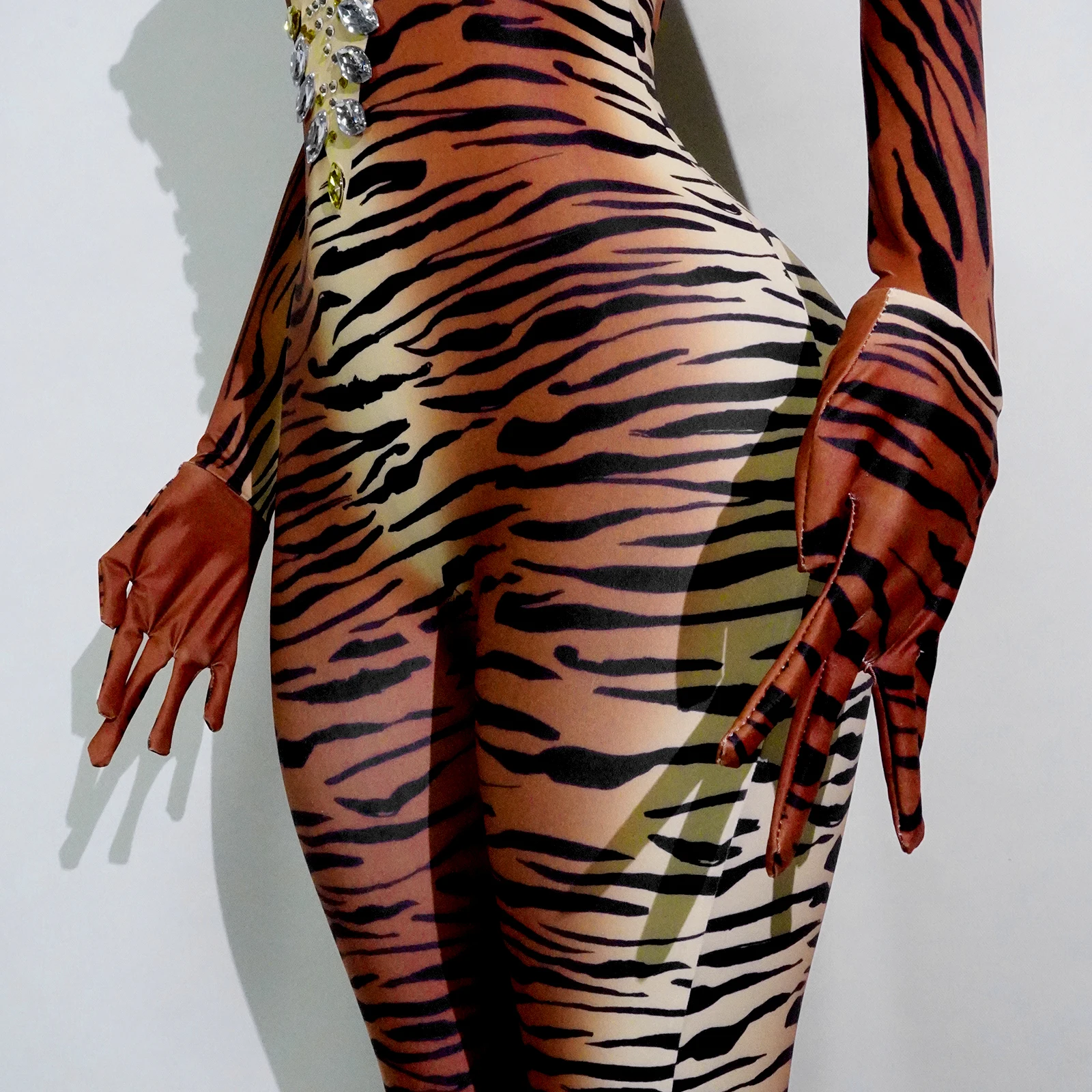 จั๊มสูทรัดรูปคอสูงลายเสือแขนยาวประดับเพชรสำหรับการแสดงบนเวที งานปาร์ตี้ งานวันเกิด งานคาร์นิวัล ชุดแดร็กควีนสุดเซ็กซี่