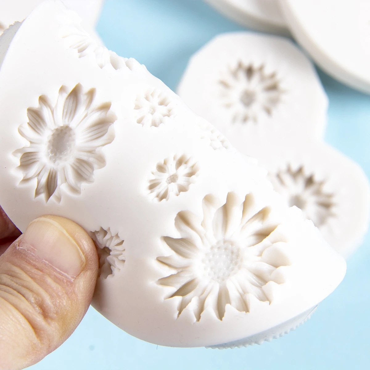 Picture 3: Soft Silicone Daisy Baking Mold 3D Wild Chrysanthemum Flower Shape Fondant Chocolate Making Mold home Cake Decorating Tools