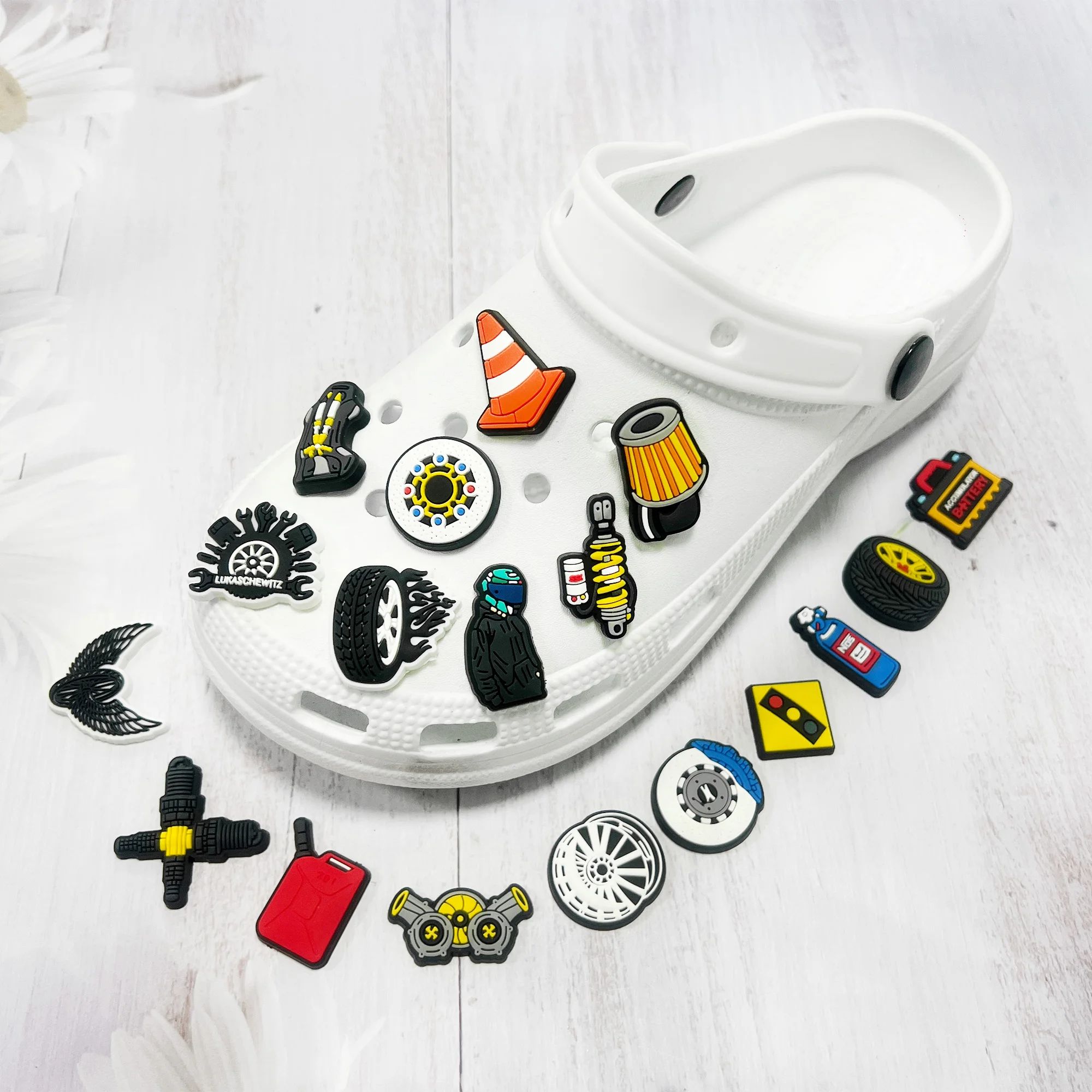 Gute Qualität 1 stücke Auto Zubehör Benzin Reifen Batterien PVC Schuh Charms Zubehör Sandalen Ornamente Für Kinder DIY Präsentieren