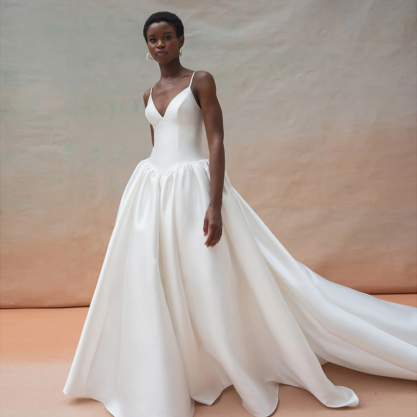 Sharon Said 2025, modernes, tiefes V-Ausschnitt-Satin, cremefarbenes Hochzeits-Prinzessinnenkleid mit Spaghettiträgern, Brautkleider SW157, individuell gestaltet