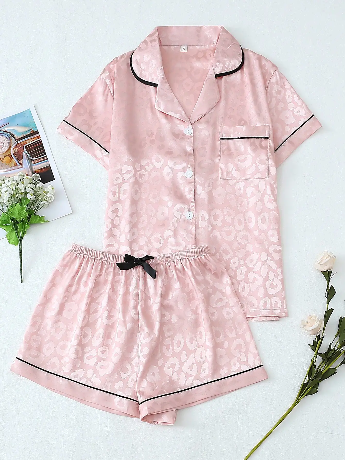 

Розовый атласный пижамный комплект с леопардовым принтом: топ с воротником и шорты с бантом