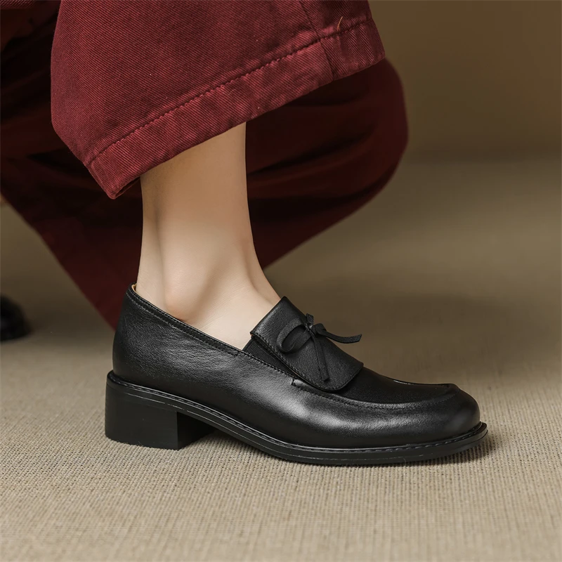 المتسكعون النساء جلد البقر الحقيقي هامش الصلبة SquareToe فراشة عقدة الانزلاق على منتصف الكعب أحذية السيدات اليدوية