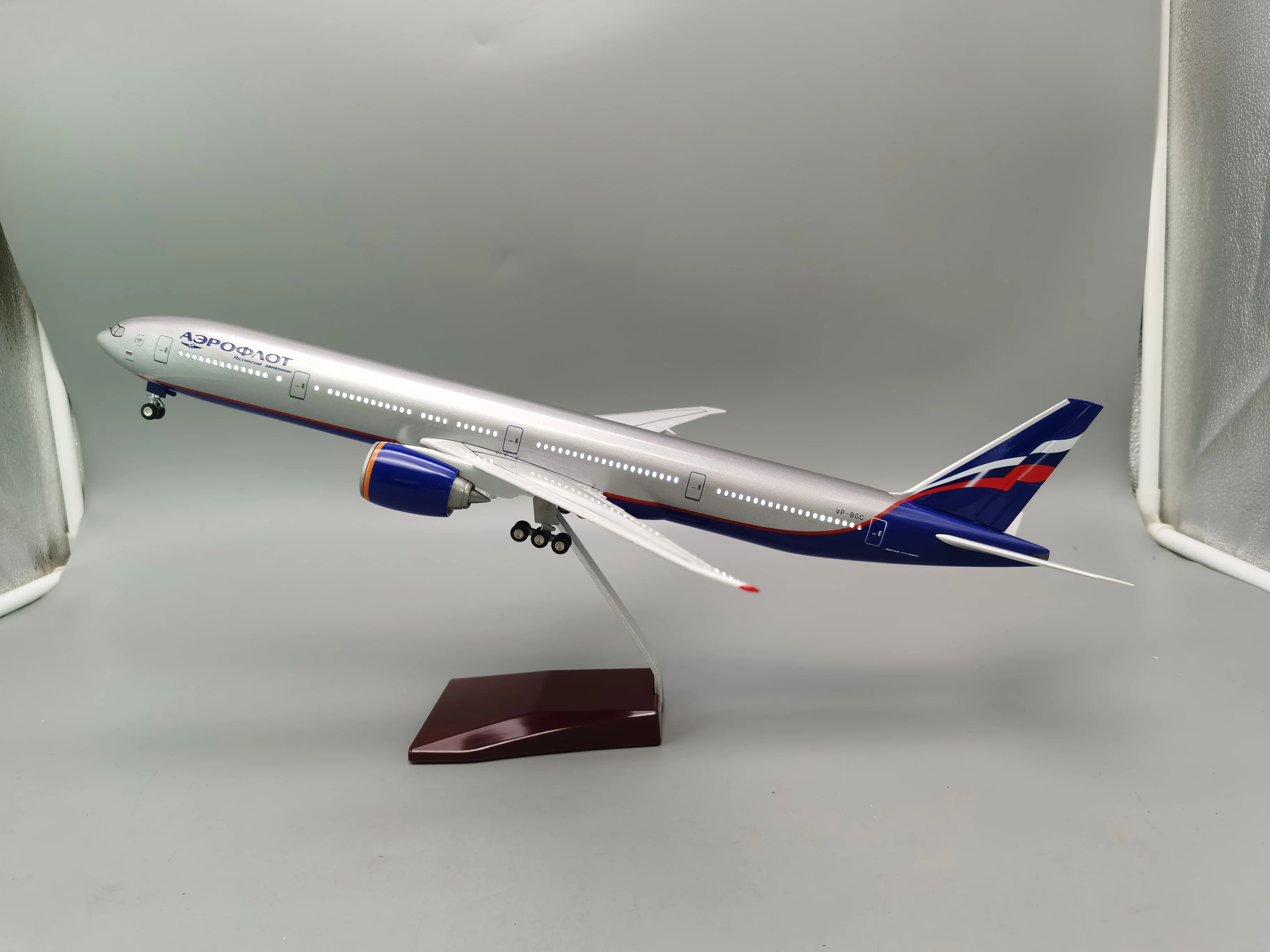 47CM Scale Aircraft B777 Russia AEROFLOT Airlines Diecast Resin Plane Model flight machine model W Light and Wheel Landing Gear