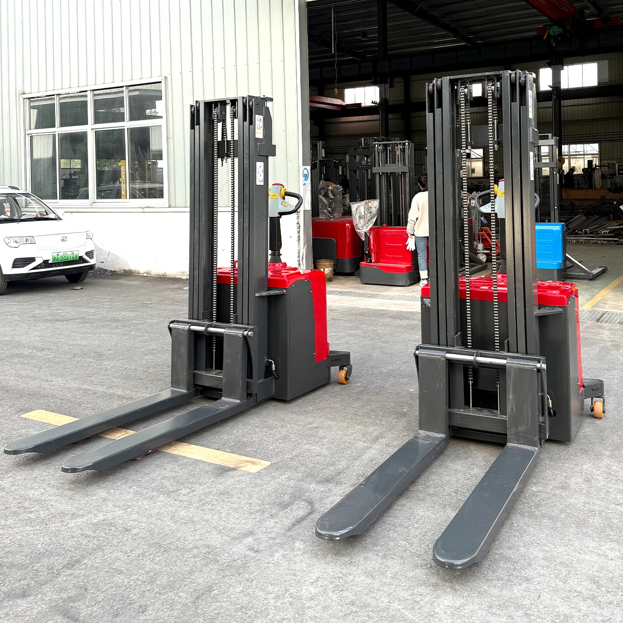 High Reach Electric Forklift 2 Ton 3.5m Height Heavy Duty Stacker For Large Scale Manufacturing Facilities