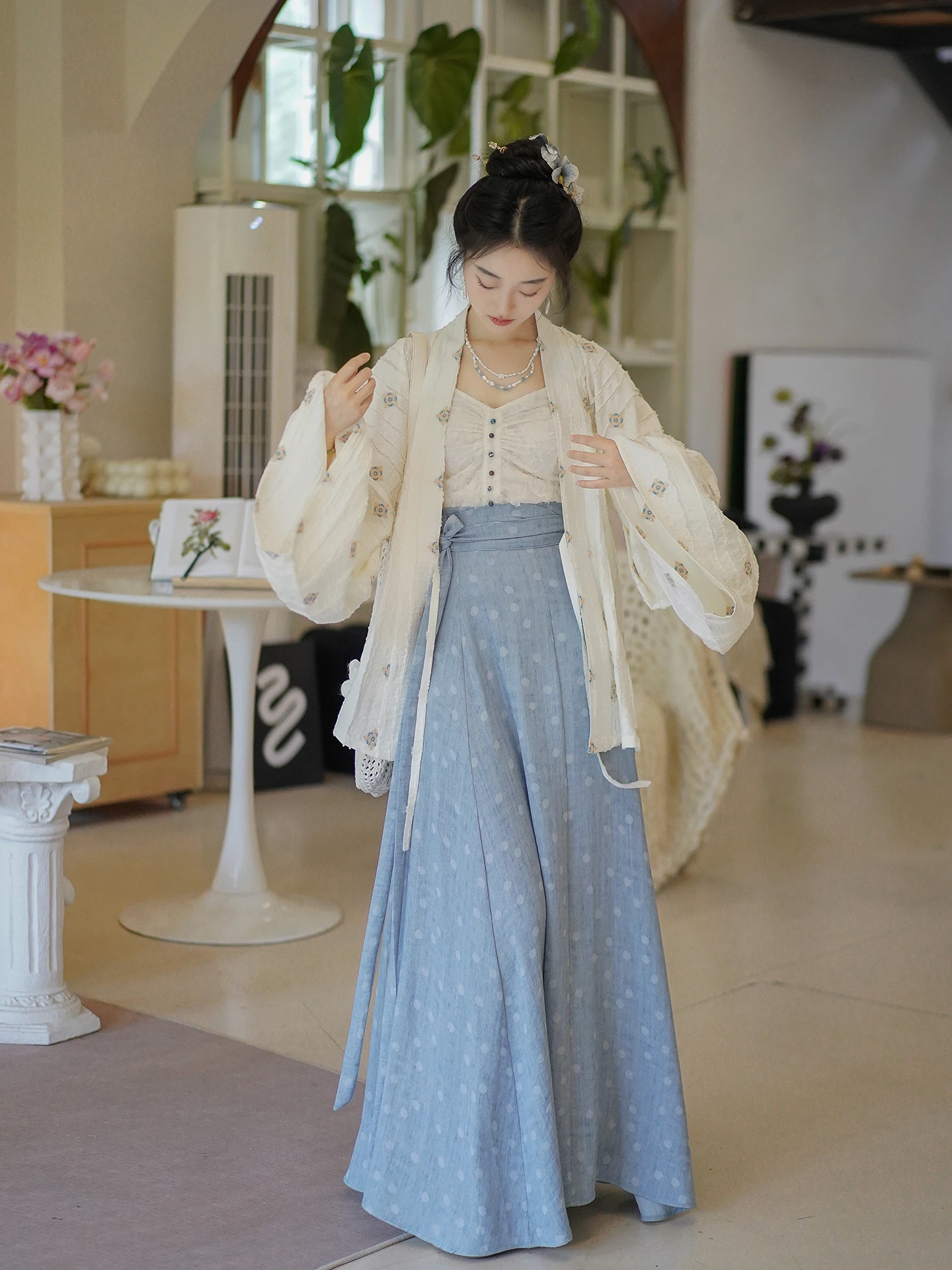 

Оригинальный комплект Ханьфу Zhihengjianyunuiyao: женская джинсовая плиссированная юбка и верхняя рубашка в новом китайском стиле, осень 2025