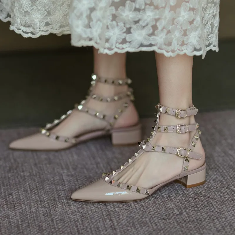 

2023 Spring/Summer New Lacquer Leather Rivet Pointed Thick Heel Single Shoes With Strap Middle Heel Naked Women's Sandals Pumps