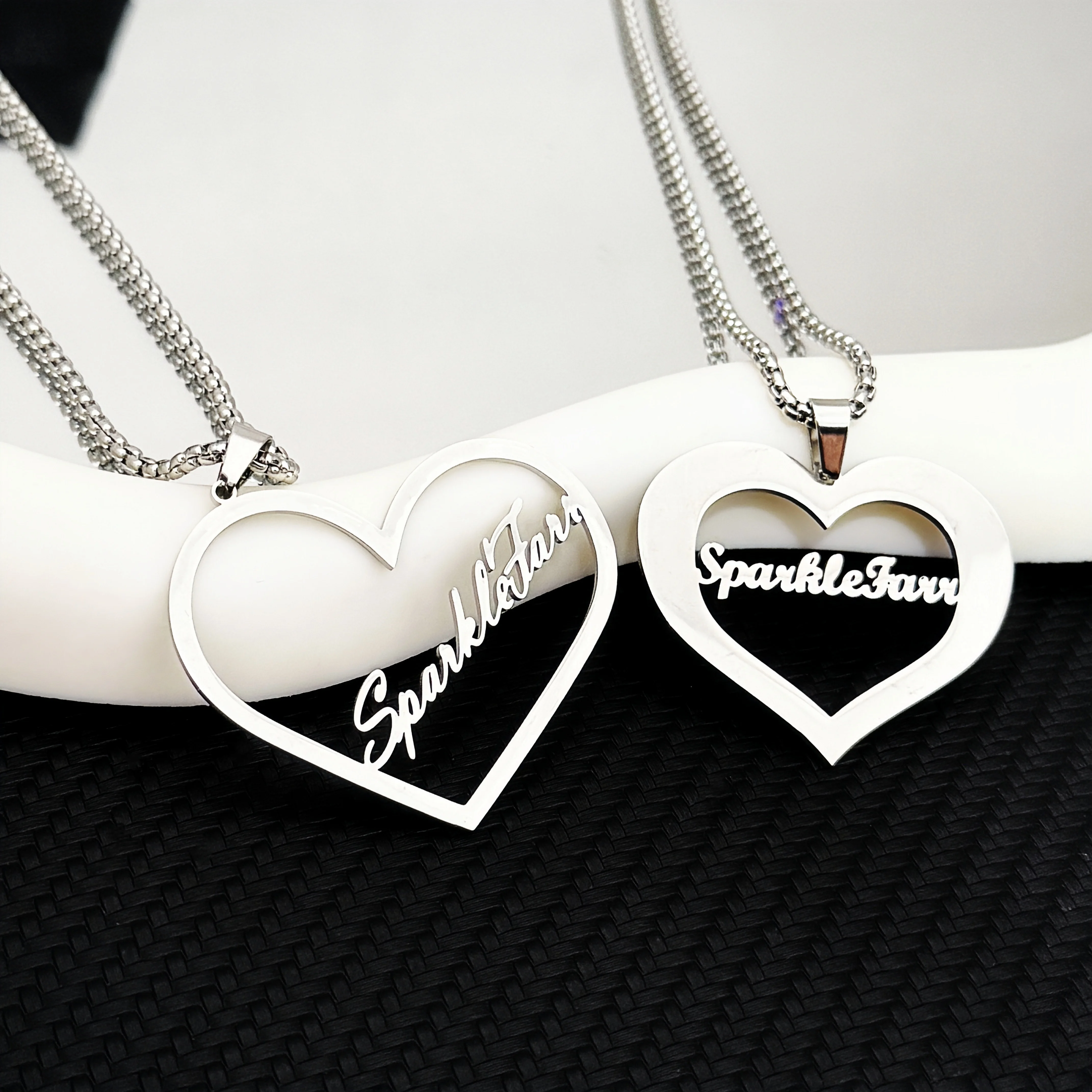 

Customized Fashion Name Letter Pendant Necklace Personalized Stainless Steel Gold Choker Necklace Nameplate Couple Birthday Gift