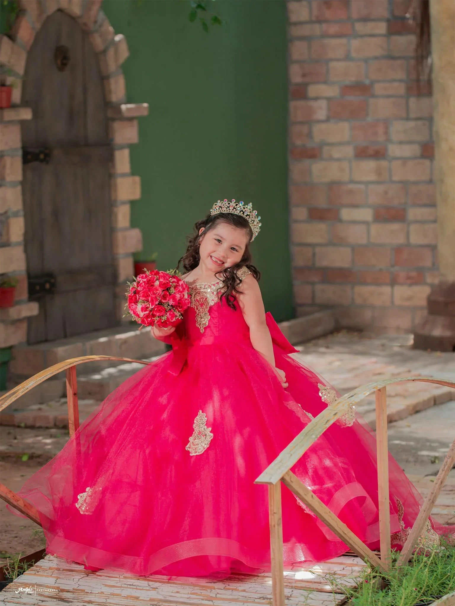 Красные платья с цветочным узором для девочек по индивидуальному заказу на свадьбу, без рукавов, с золотыми аппликациями, великолепное детское бальное платье для первого причастия, официальных мероприятий