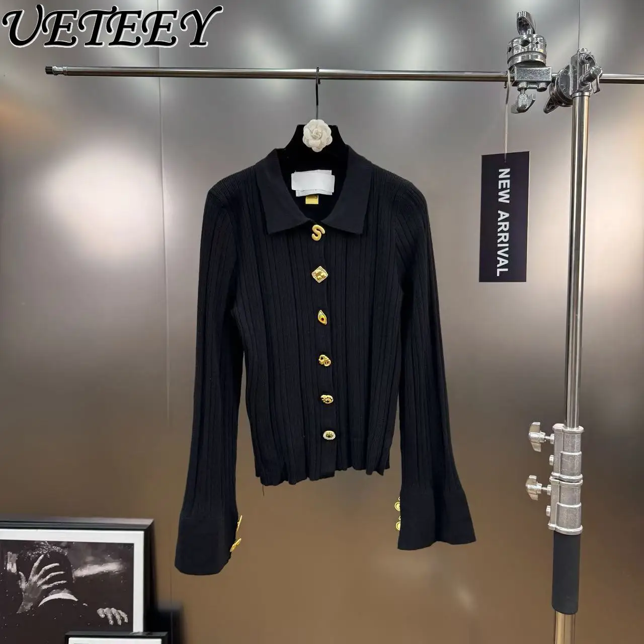 2025 Otoño Invierno nuevo suéter de manga larga con cuello vuelto Top con botones de Metal pesado estilo francés elegante cárdigan de punto negro