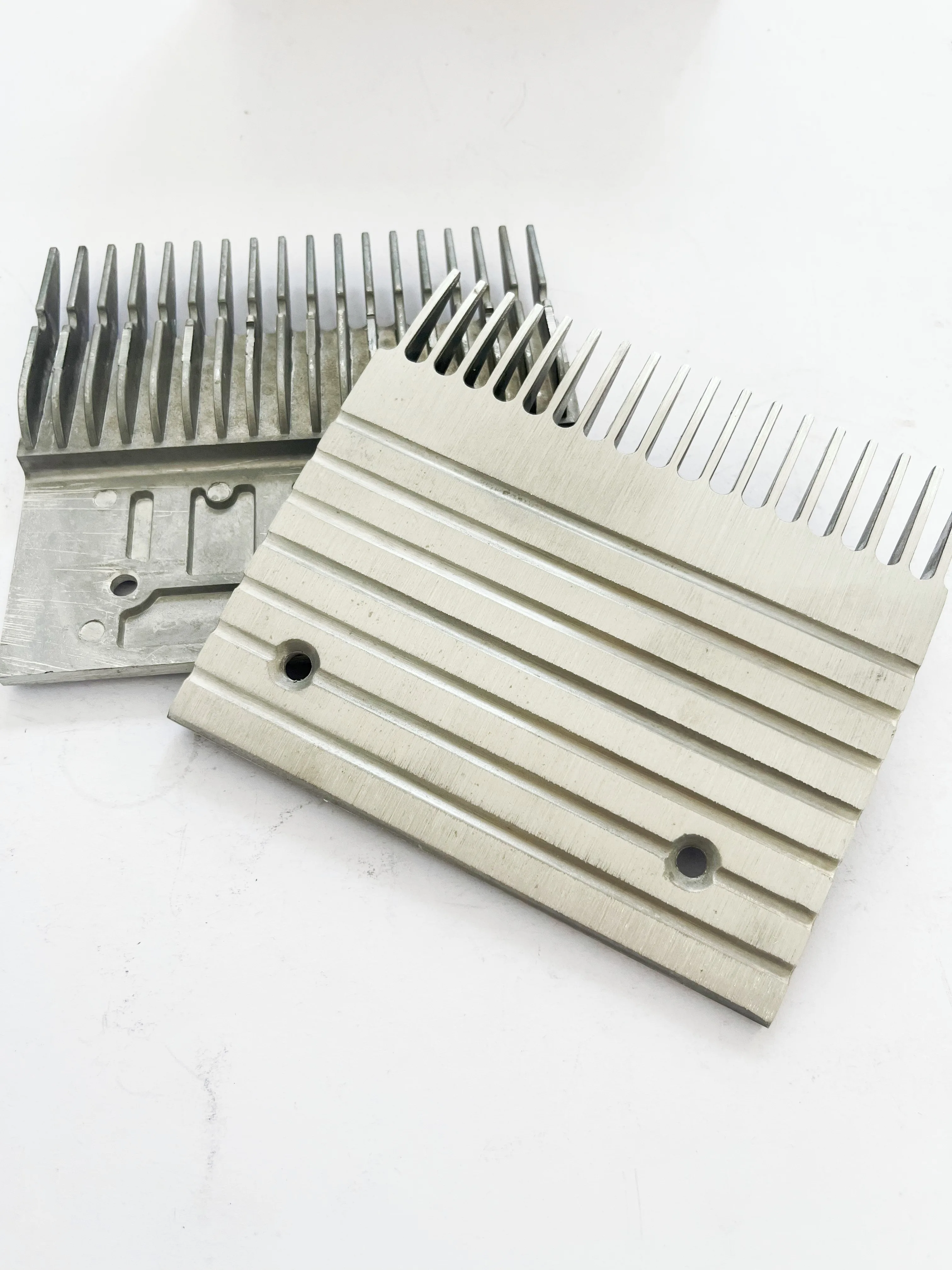

GOA453A1 Escalator Comb AL GAA453A1 152*140mm 18T 152*140*102 Escalator Spare Parts Lift Spare Parts Silver Color
