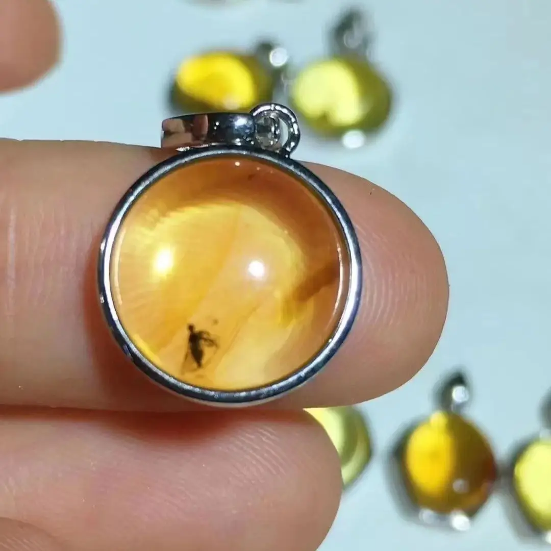 Unit One Piece 925 Silver Buckle With High Quality Natural Insect Amber Crystal Healing Random Shape Pendant