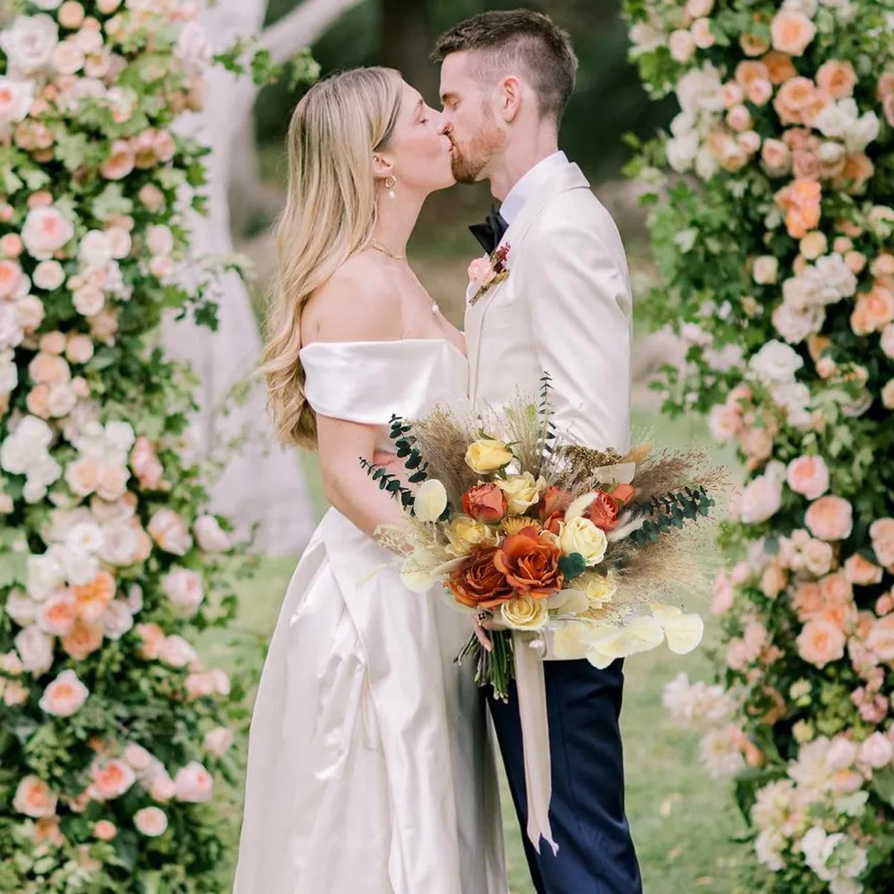 번트 오렌지 드라이 플라워와 팜파스 그래스로 장식된 와이드 폴 웨딩 부케, 보헤미안 및 테라코타 테마 신부들을 위한