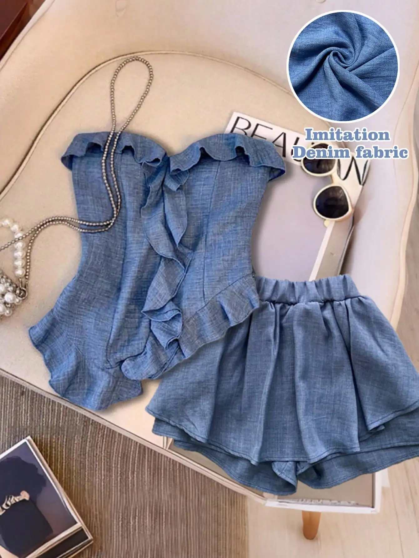 

Женский комплект из двух предметов: топ с рюшами в джинсовом стиле и расклешенные шорты