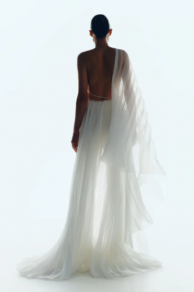 新しいクチュールロングプロムガウン、プリーツワンショルダーAラインティアードマキシドレス、シースルーホワイトバックレスプロムドレス