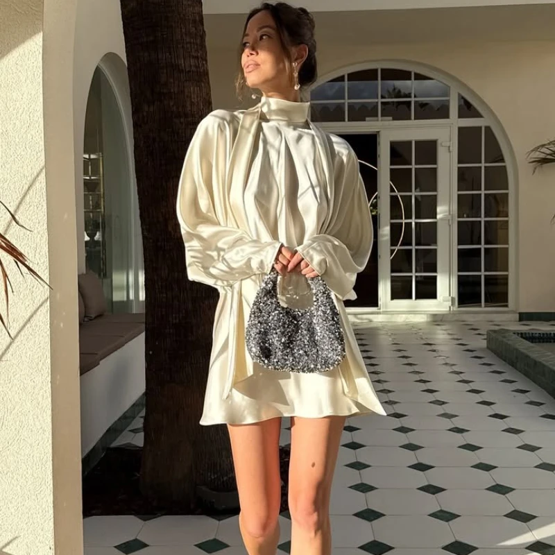 เดรสผ้าซาตินผูกเชือก ดีไซน์หรูหรา แฟชั่นผู้หญิง เซ็กซี่ คอกลม แขนยาวทรงหลวม ตัดต่อสีพื้น สำหรับฤดูใบไม้ร่วง ชุดเดรสสั้นสำหรับผู้หญิง