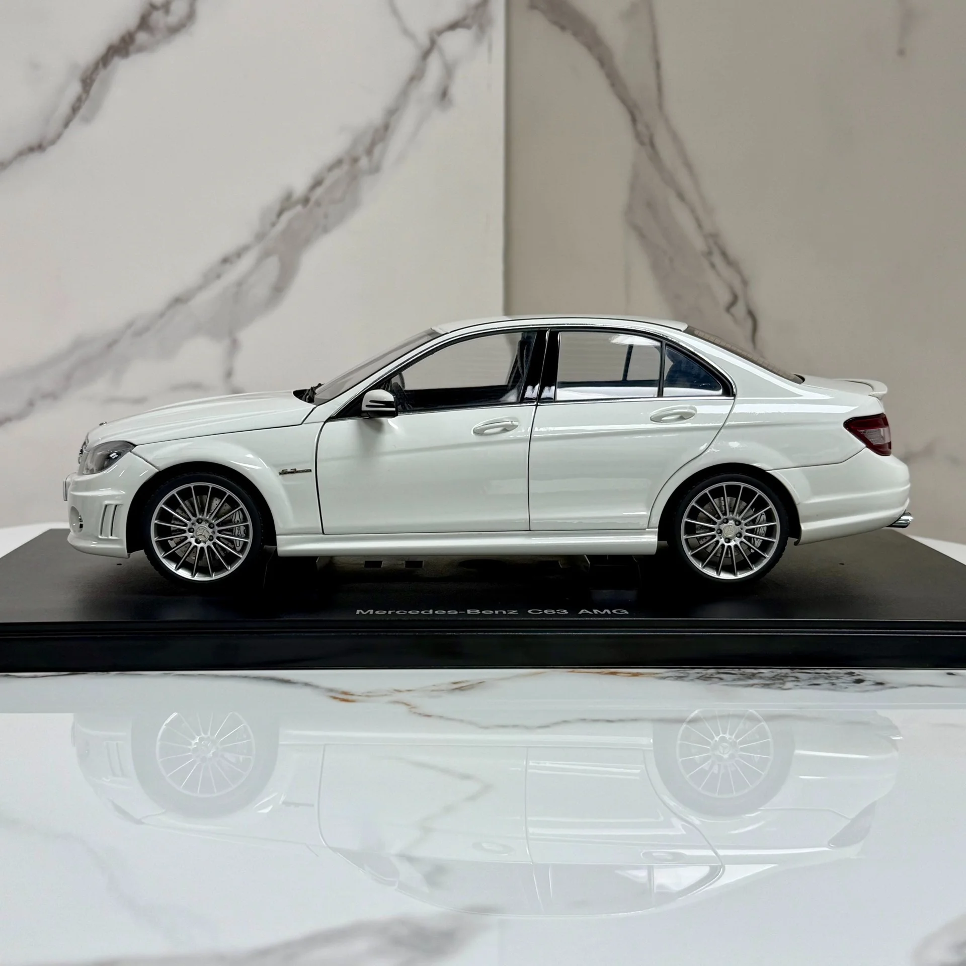 Autoart 1:18 C63 W204 White Simulation Limited Edition All Open Alloy Metal Static Car Model Toy Gift