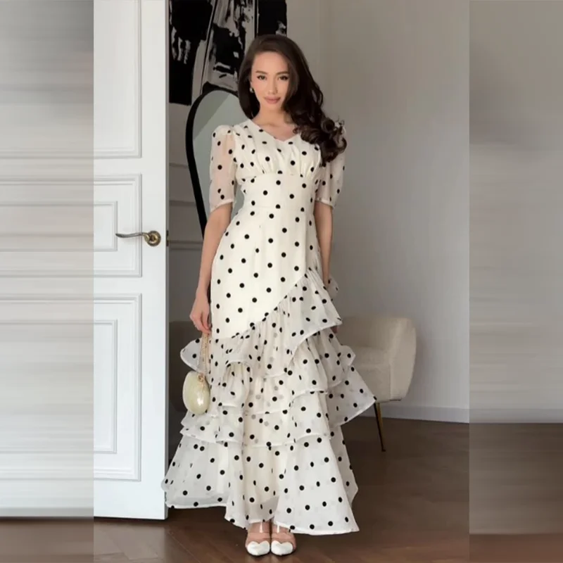 Elegantes weißes Maxikleid für Damen mit Polka Dots, V-Ausschnitt, Puffärmeln, gestufter Rüsche, A-Linie, fließender Rock, Sommer-Outfit für Alltag, Dates und Urlaub