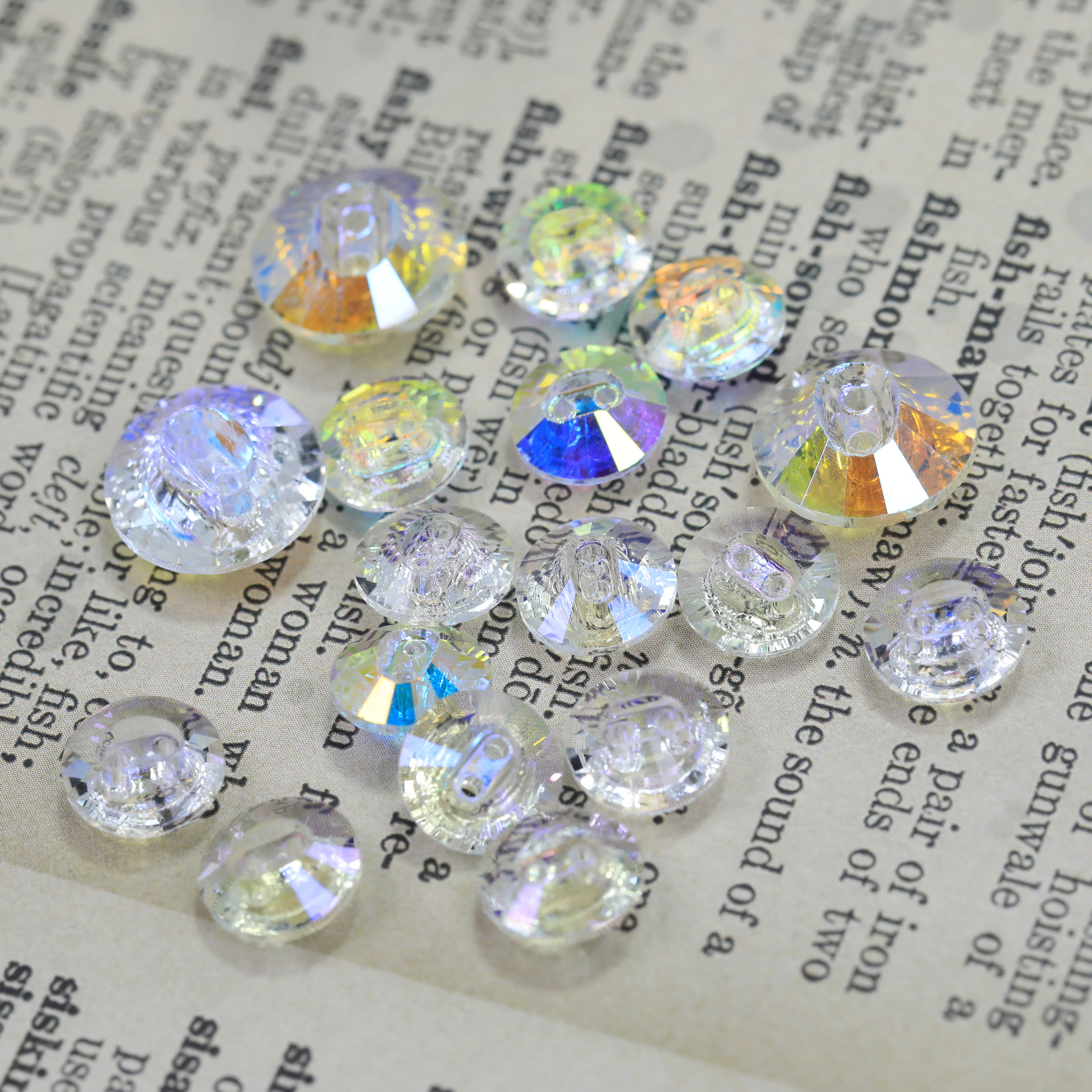 Zweilochige Rivoli-Kristallknöpfe, Steindesign-Version, hochwertige Glas-Strasssteine für DIY-Handarbeiten, Kleidung, funkelnd, elegant. – Detail 6