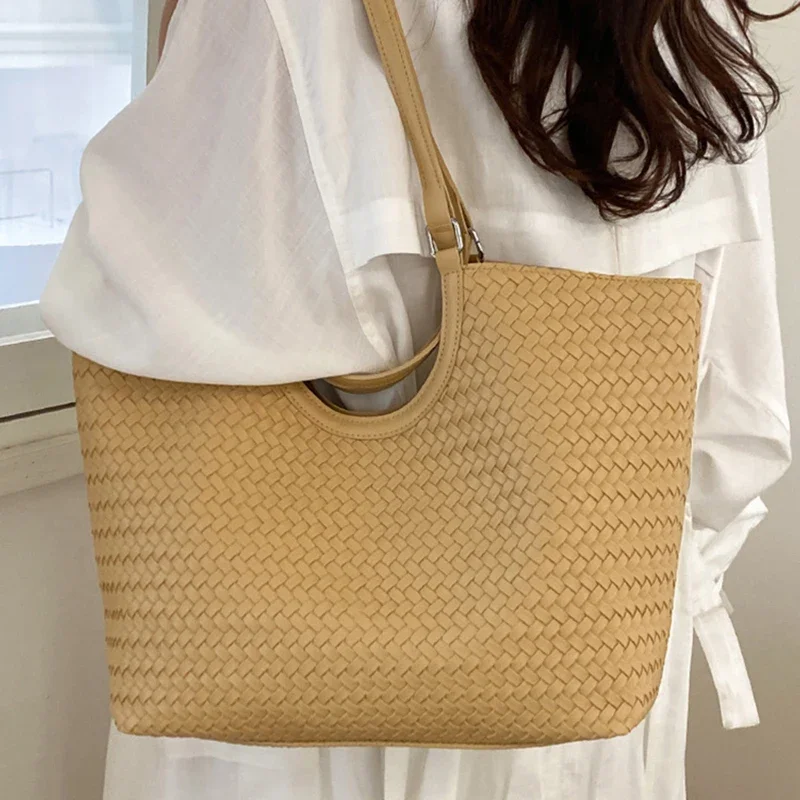 Koreanische Rattan-Geflecht-Umhängetasche, Große Kapazität Damen-Tragetasche, Sommerliche Lässige Einfache Urlaubs-Strand-Pendler-Handtasche – Detail 3