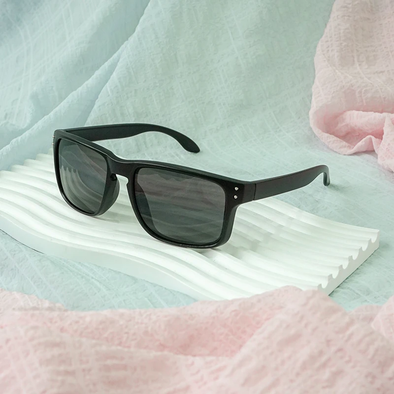 แฟชั่นแนวสตรีท แว่นตาตกแต่งสุดเท่ ดีไซน์เลนส์สีรุ้ง ชุดมีสไตล์ มีหลายสีให้เลือก