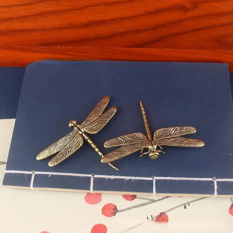 Vintage-Messing-Libellenfigur, eine antike Bronzekunstdekoration, ein einzigartiges Sammlerstück für das Wohnzimmer, geeignet für Fernseher.